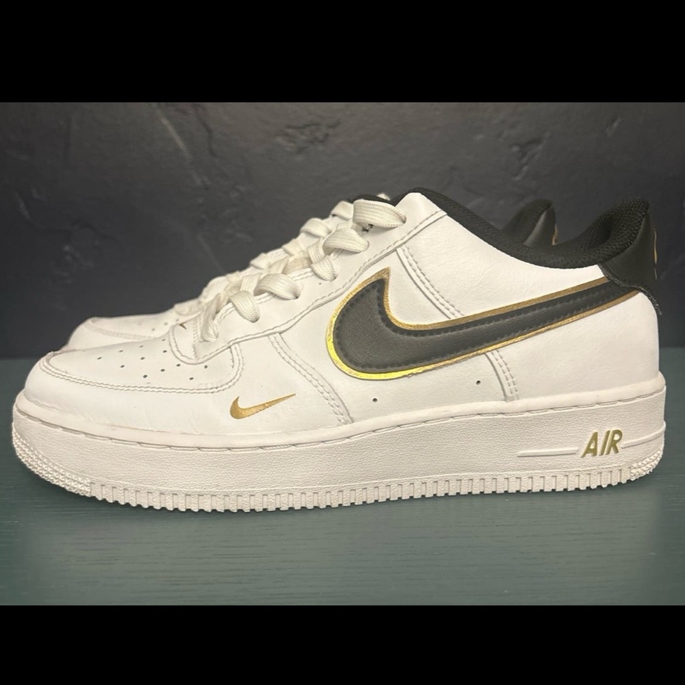 Nike Air Force 1 LV8- Boys 6.5 (women's 8)